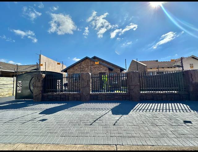 3 BEDROOM HOUSE FOR SALE IN IVY PARK